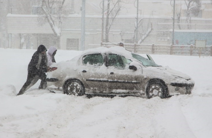 بارش یک متری برف در آستارا/ آب و برق ۲۷ روستا‌‌ قطع شد