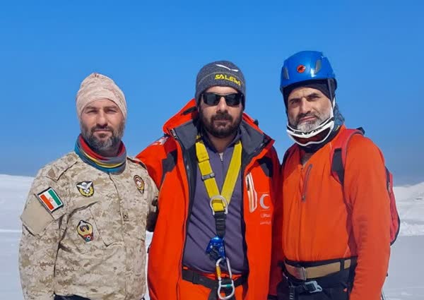نجات ۷ کوهنورد گرفتار در برف گیلان توسط سپاه و هلال احمر