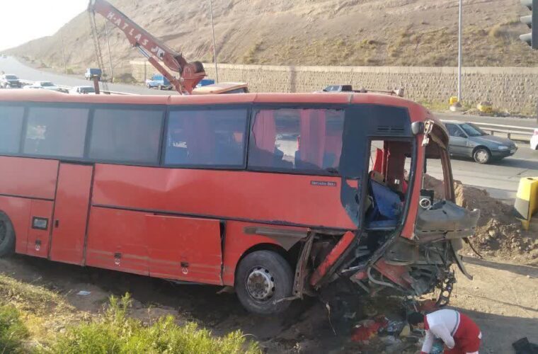حادثه تصادف اتوبوس زائرین دانشجو گیلانی خسارت جانی نداشت حادثه تصادف اتوبوس زائرین دانشجو گیلانی خسارت جانی نداشت