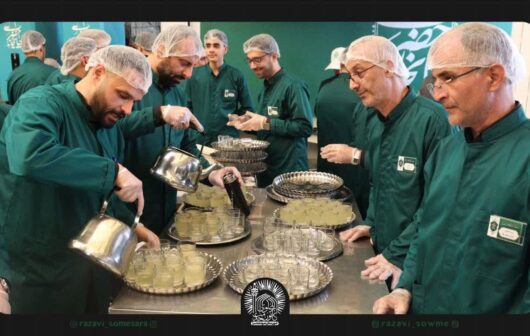 خادمی عاشقانه گیلانی‌ها در چایخانه حرم مطهر رضوی+ تصاویر